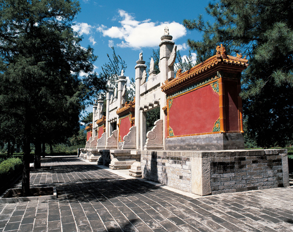 Stone Statues and Dragon and Phoenix Gate