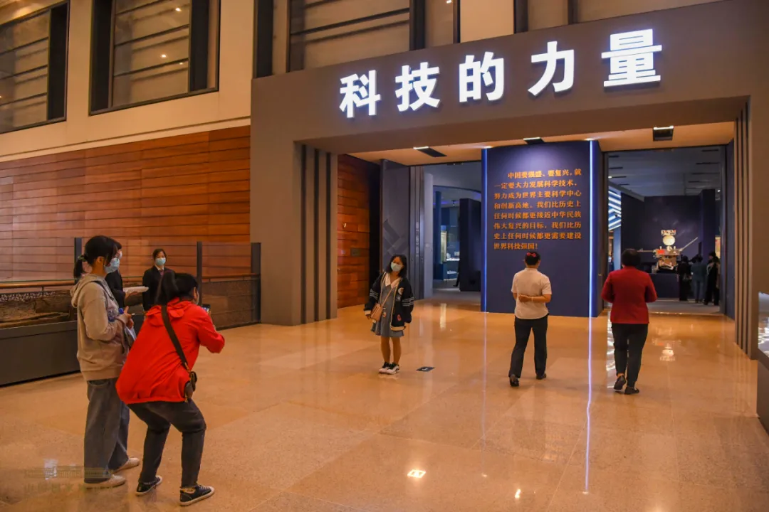 Second-Floor Special Exhibitions: The Power of Science and Technology, Red Flags Unfurled, and Dehua White Porcelain