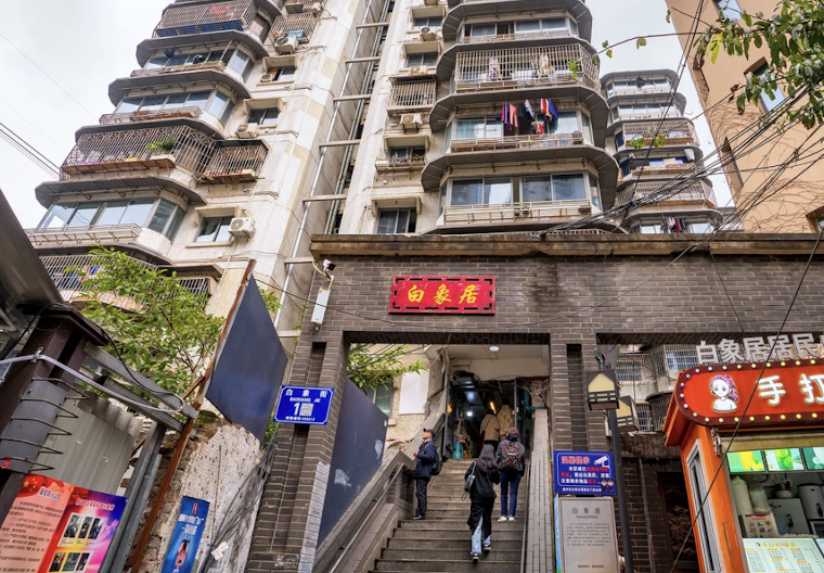 Ground-Floor Riverside Entrance (Starting Point)